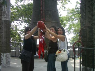 Tocant la campana al temple